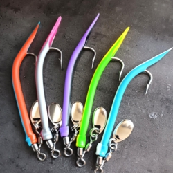 Beitu húkar við lítlari plátu á svøvlinum