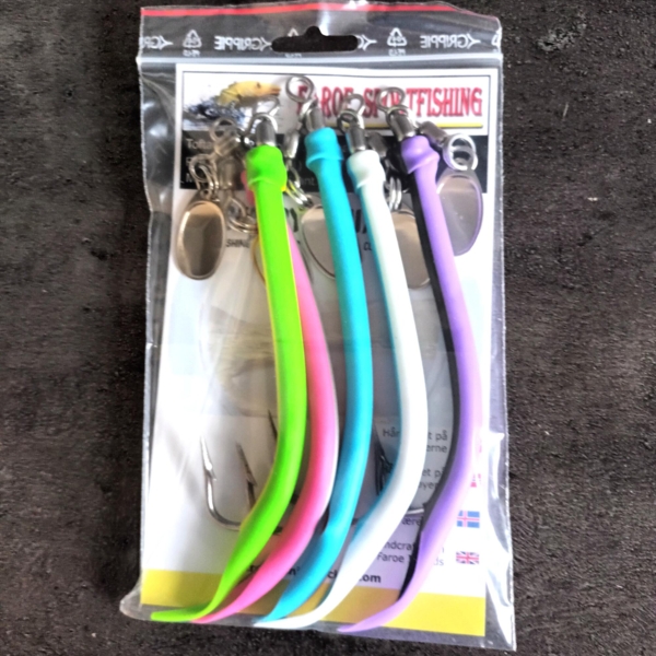 Beitu húkar við lítlari plátu á svøvlinum